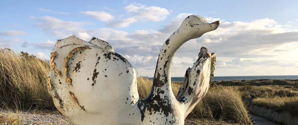 Hvid statue af svane med vingerne ude