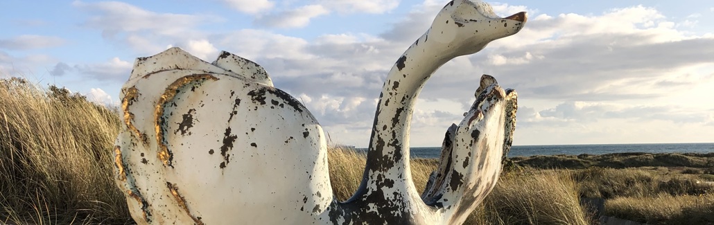 Hvid statue af svane med vingerne ude