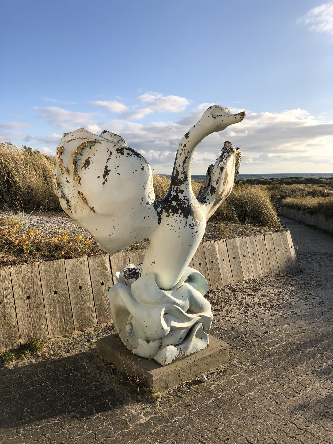 Hvid statue af svane med vingerne ude