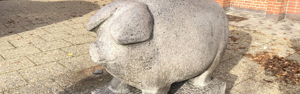 Tyk granitgris på firkantet sokkel