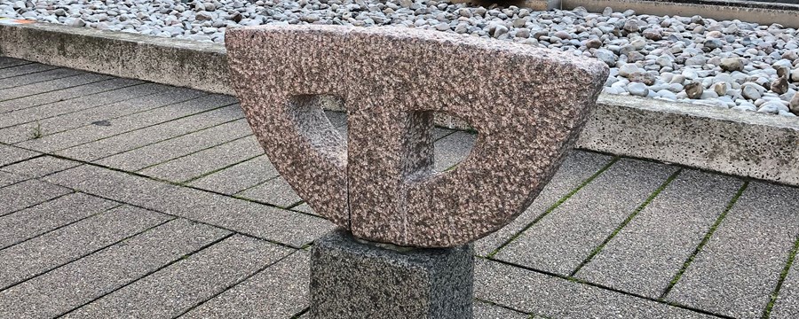 Halvcirkel af granit på firkantet sokkel