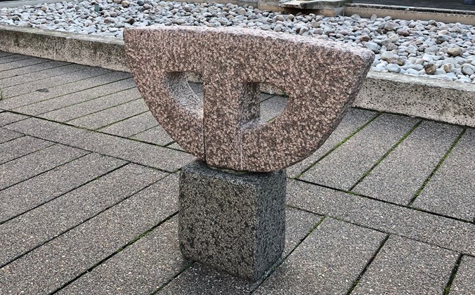 Halvcirkel af granit på firkantet sokkel