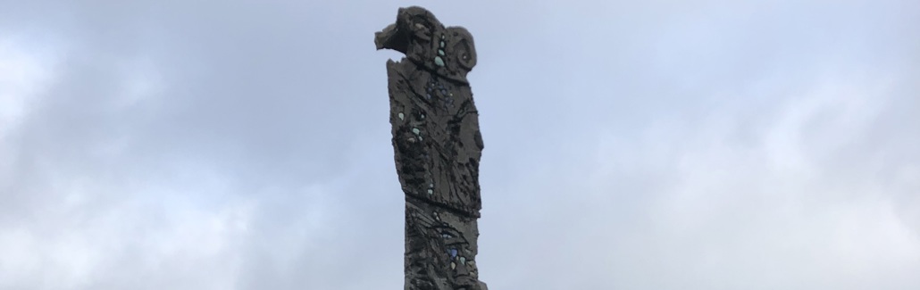 Høj betonsøjle med forskellige motiver