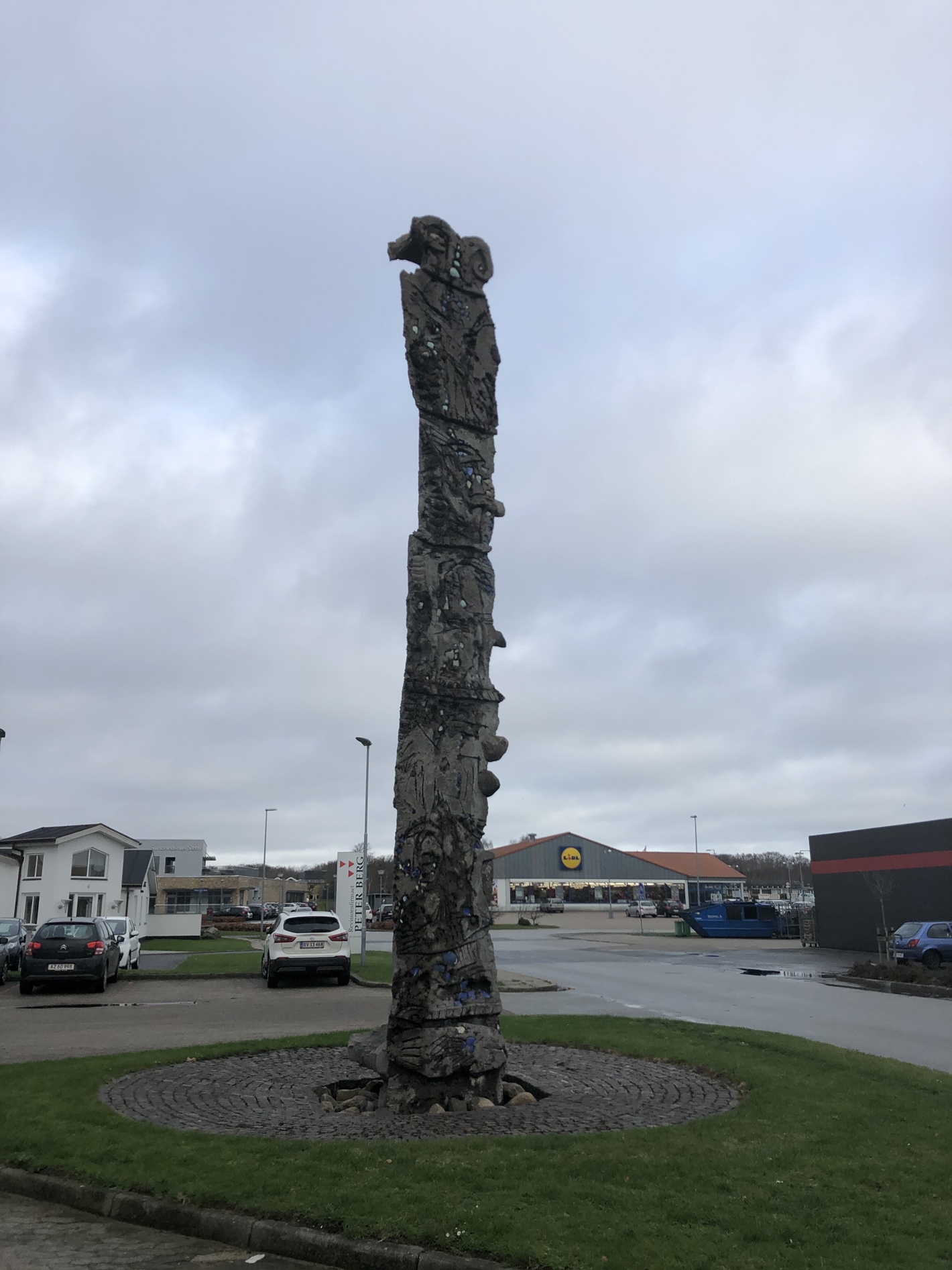 Høj betonsøjle med forskellige motiver