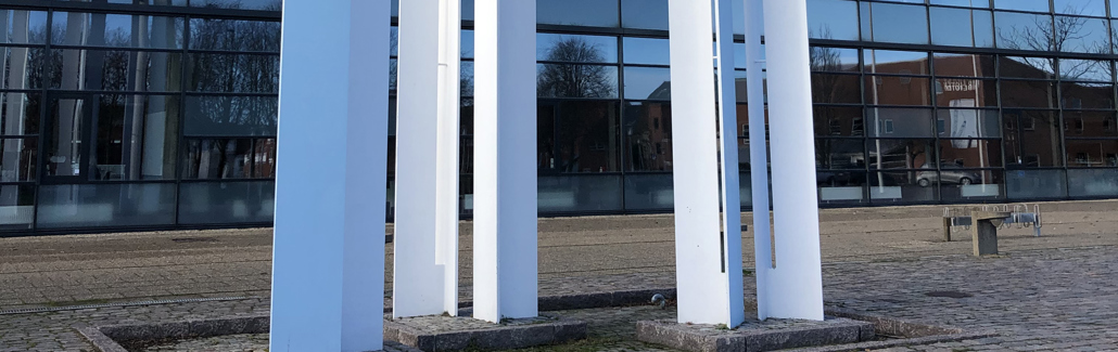 Hvide søjler placeret på Rådhuspladsen i Frederikshavn