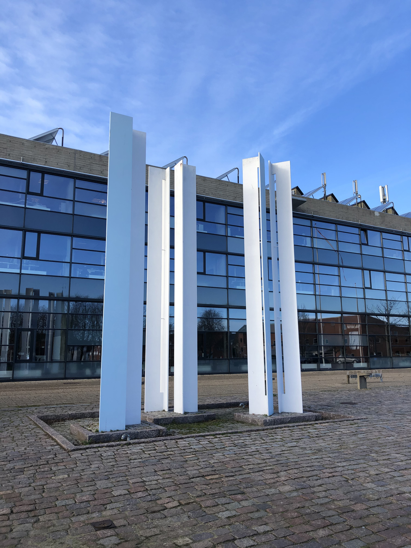 Hvide søjler placeret på Rådhuspladsen i Frederikshavn