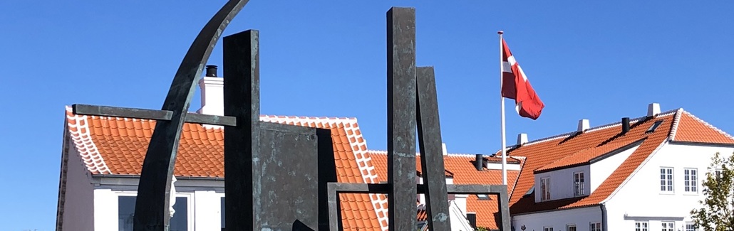 Skulptur med bue, stolper og firkantet ramme