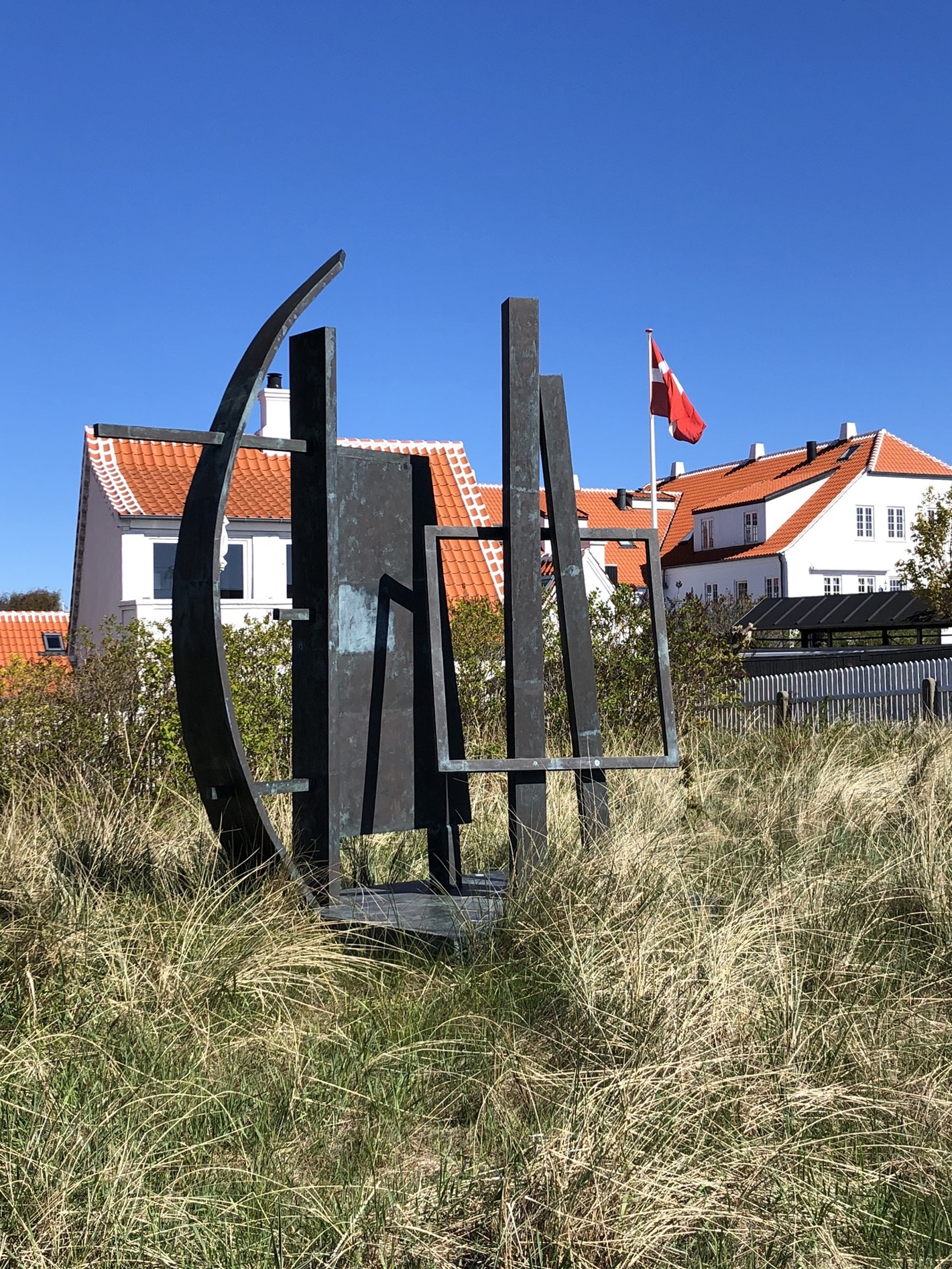 Skulptur med bue, stolper og firkantet ramme