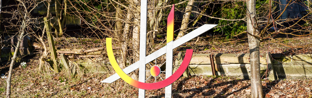 Figur med to stående pinde, en sol og en halvcirkel