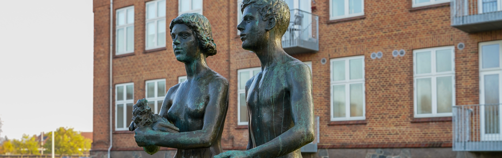 Bronzestatue af nøgen kvinde og mand