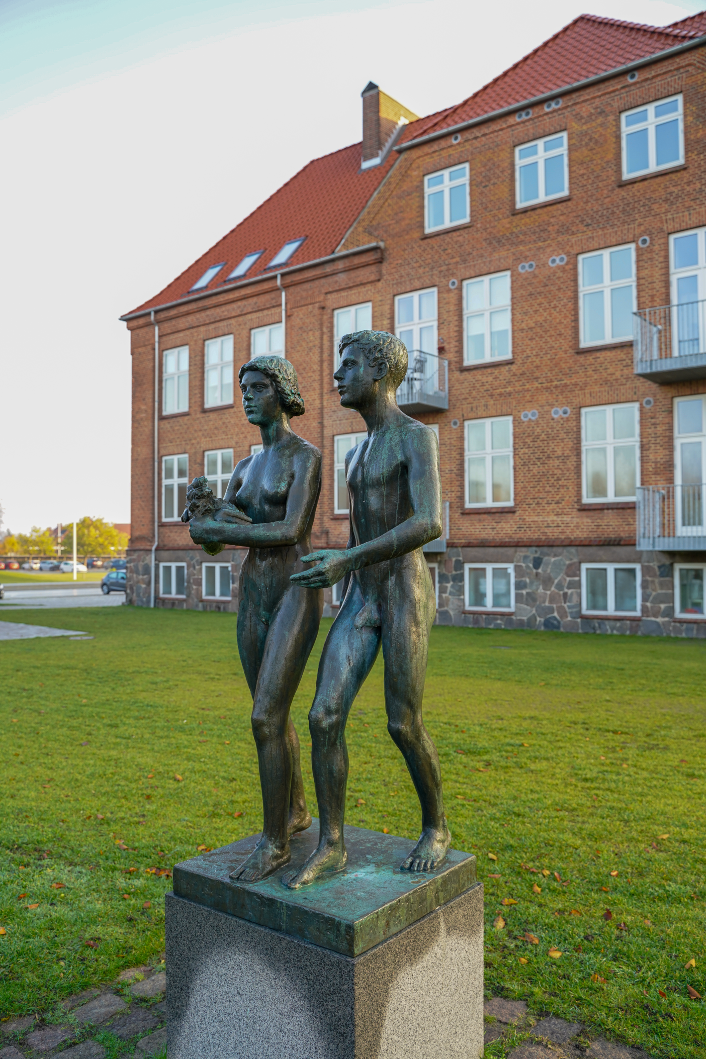 Bronzestatue af nøgen kvinde og mand