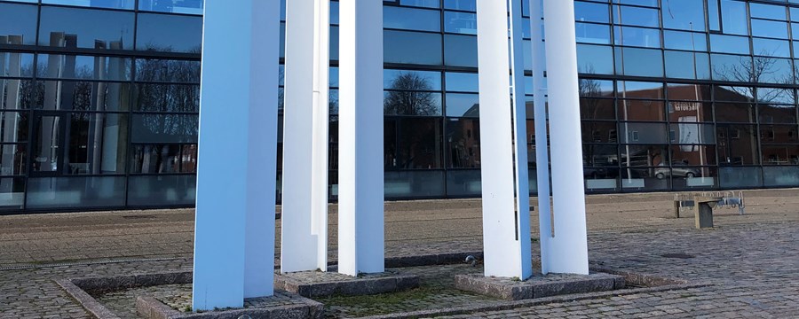 Hvide søjler placeret på Rådhuspladsen i Frederikshavn