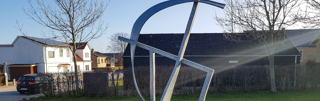 Abstrakt metalfigur med sejl