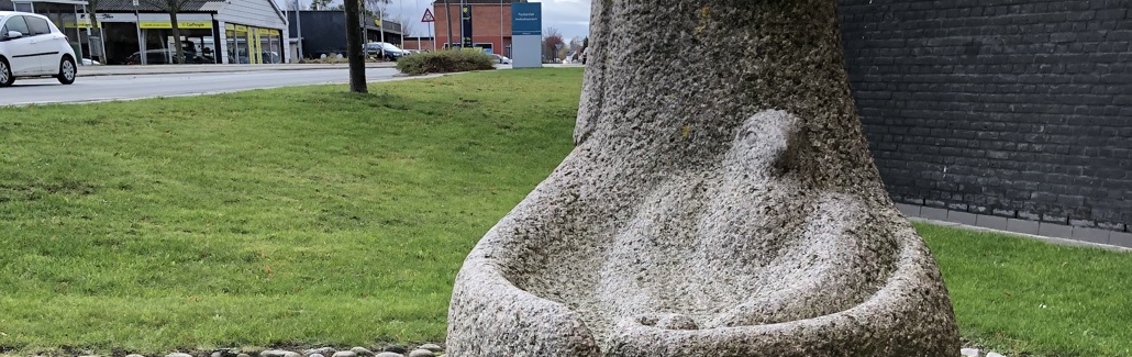 Granitskulptur af høne med sin kylling