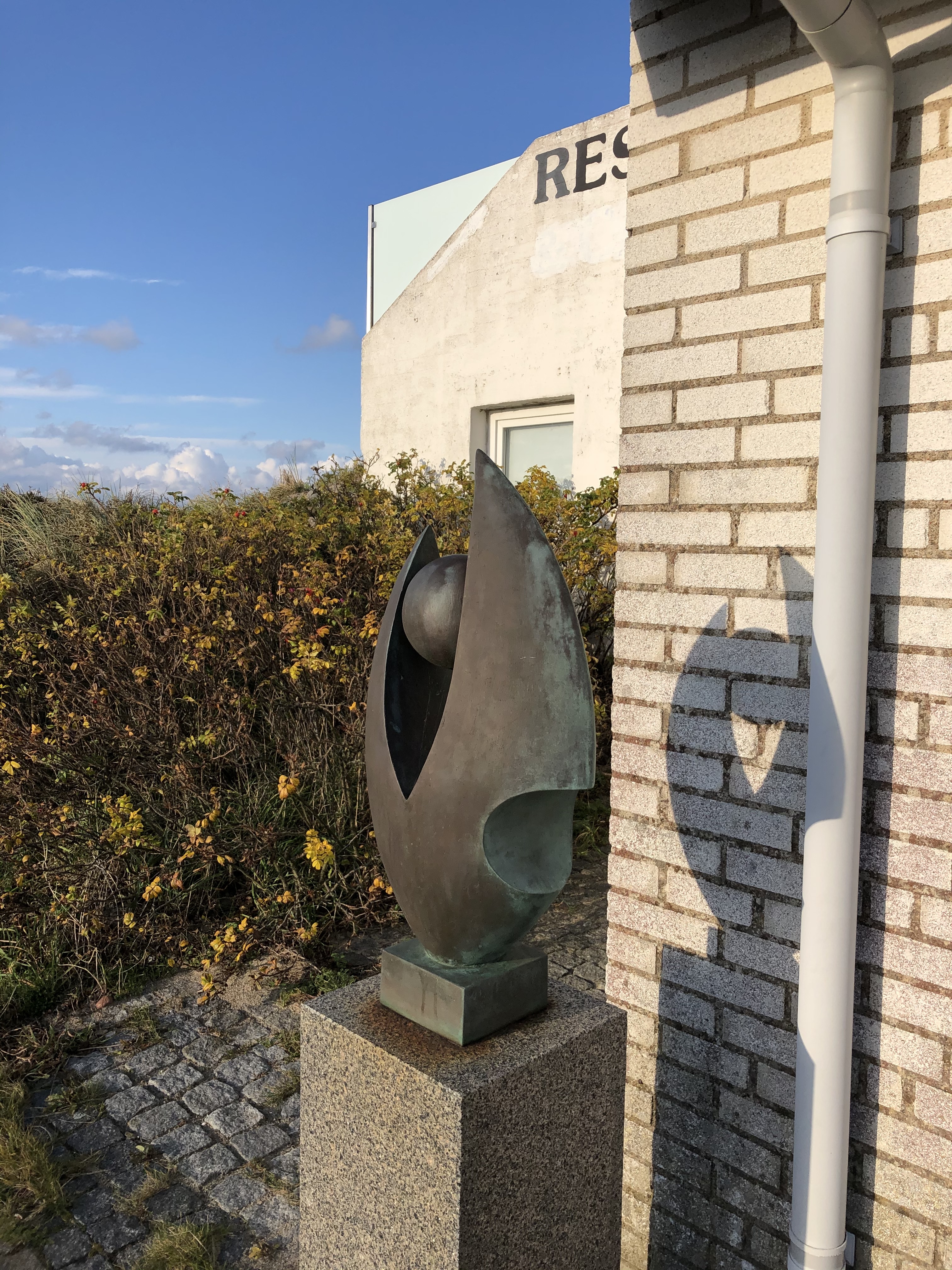 Tulipanlignende bronzeskulptur med kugle i midten