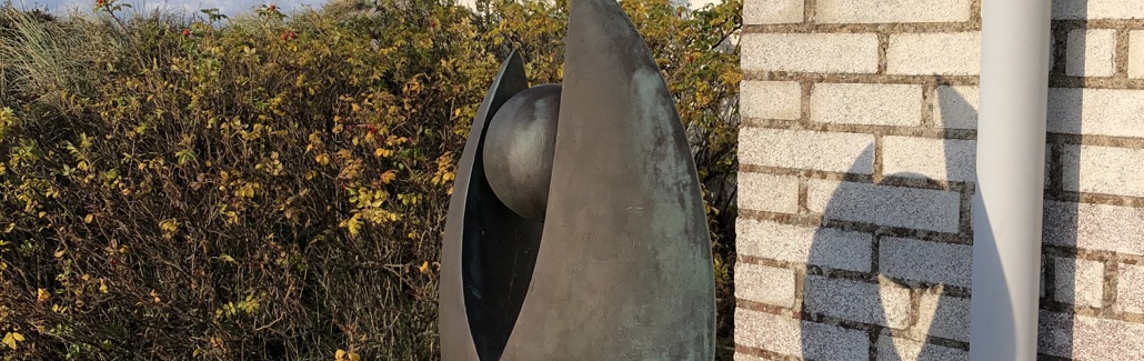 Tulipanlignende bronzeskulptur med kugle i midten