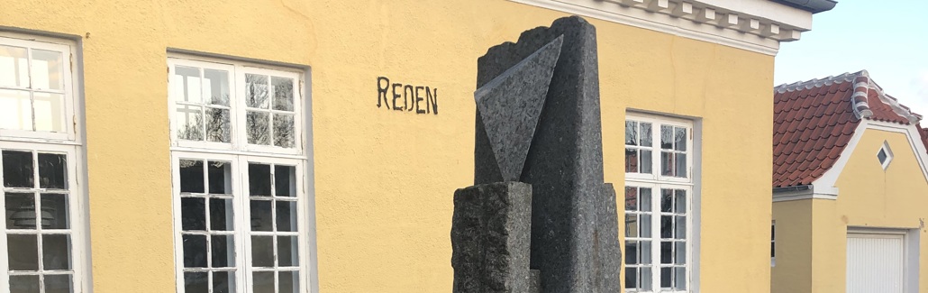 Smal granitskulptur på sokkel