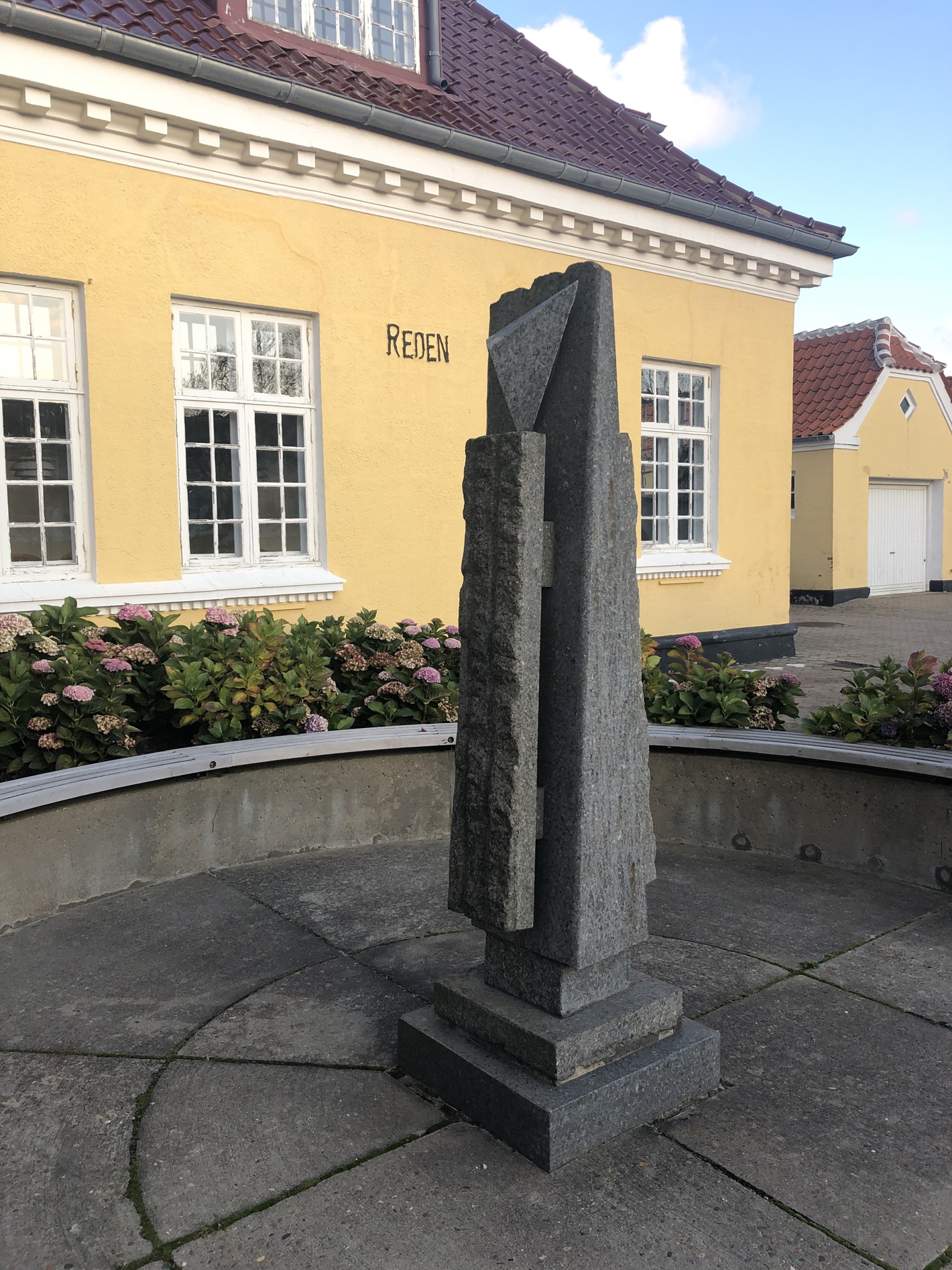 Smal granitskulptur på sokkel