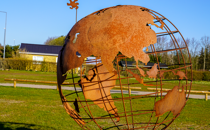 Rustfarvet globus lavet af metal