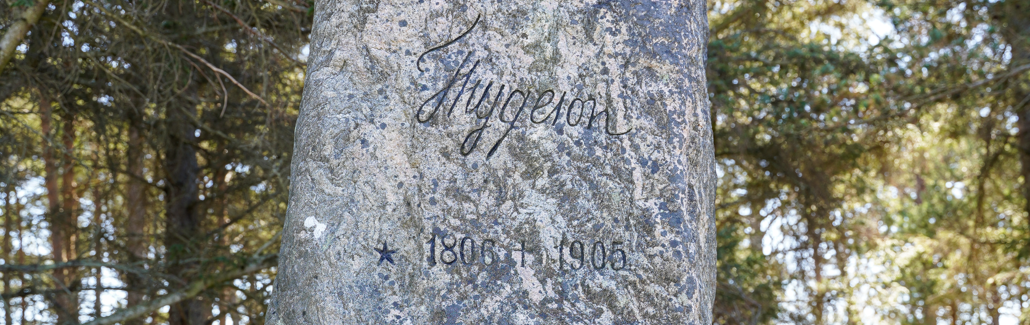 Stor sten med sort skrift