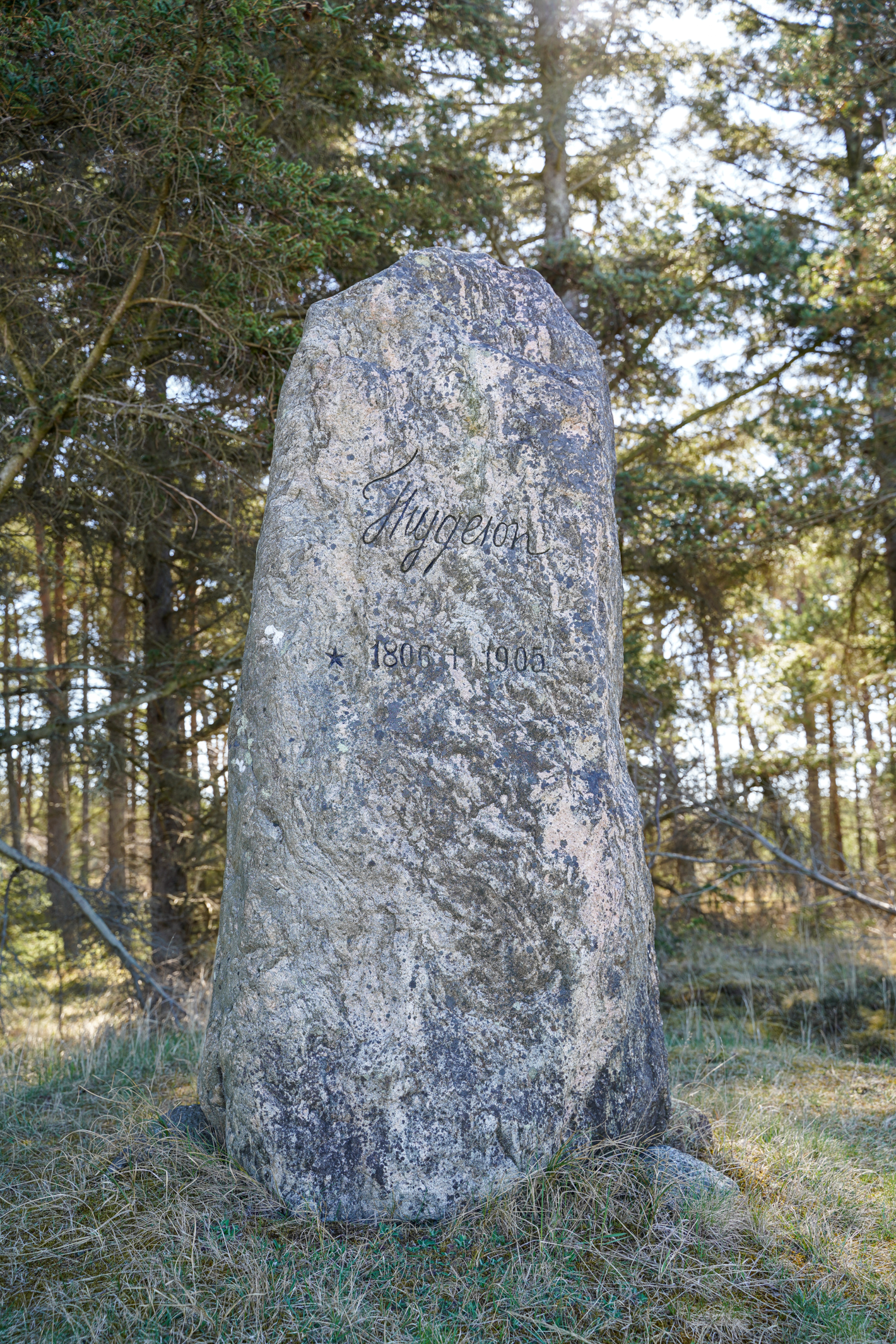 Stor sten med sort skrift