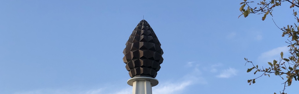 Stor kobberkogle placeret på betonsøjle