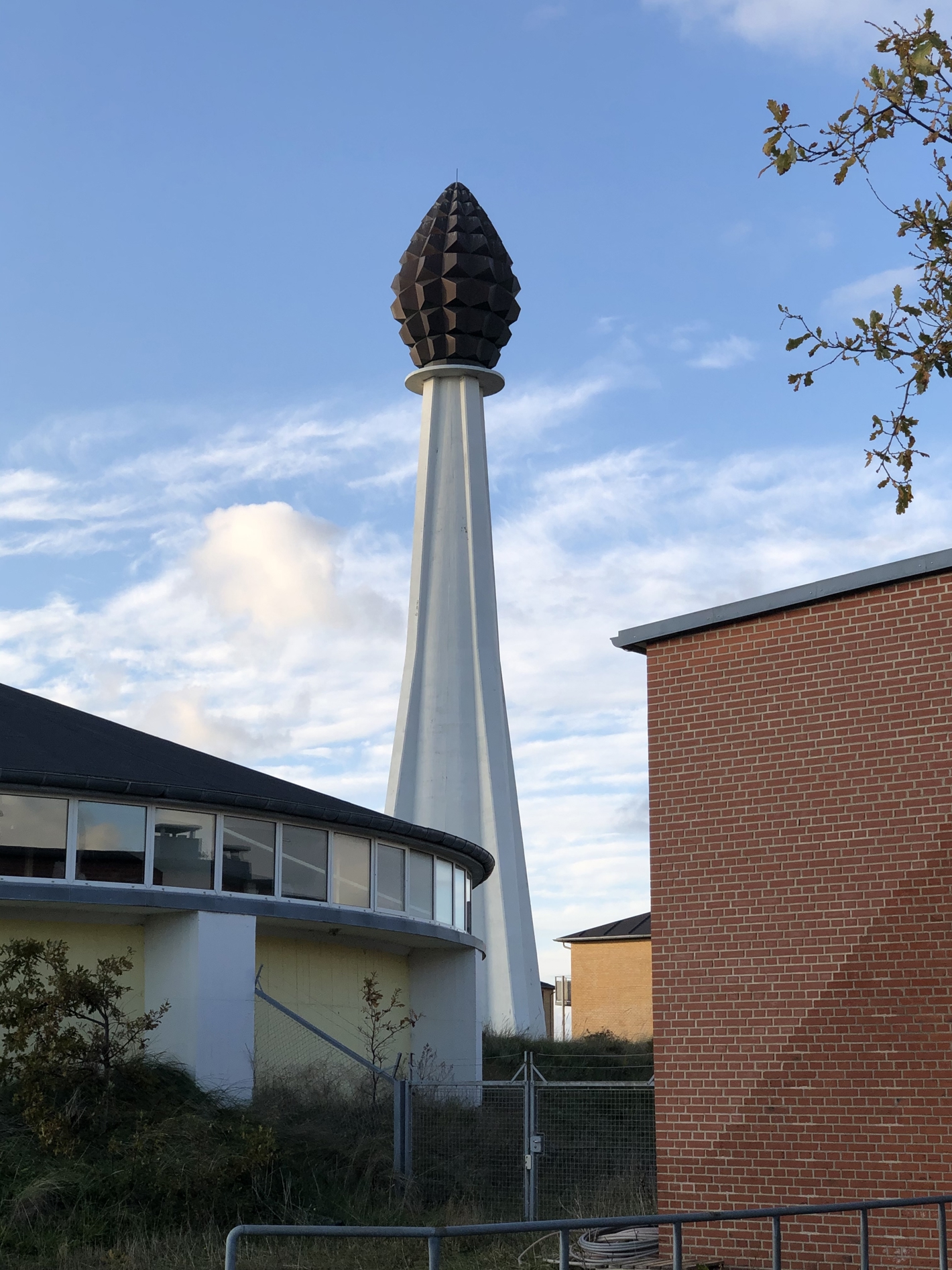 Stor kobberkogle placeret på betonsøjle