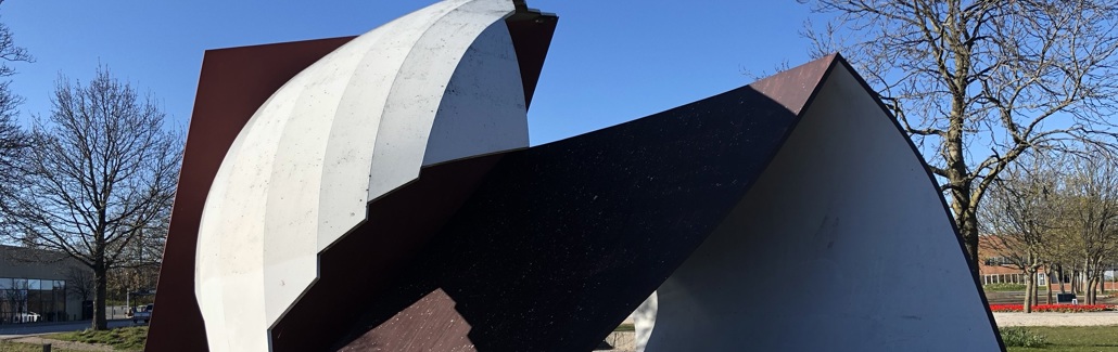 Stor skulptur af stålplader i hvide og lilla farver