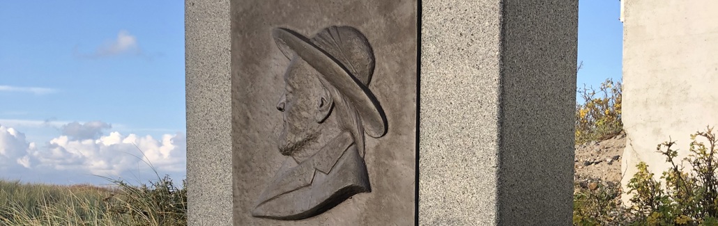 Firkantet granitsten med billede af mand med hat