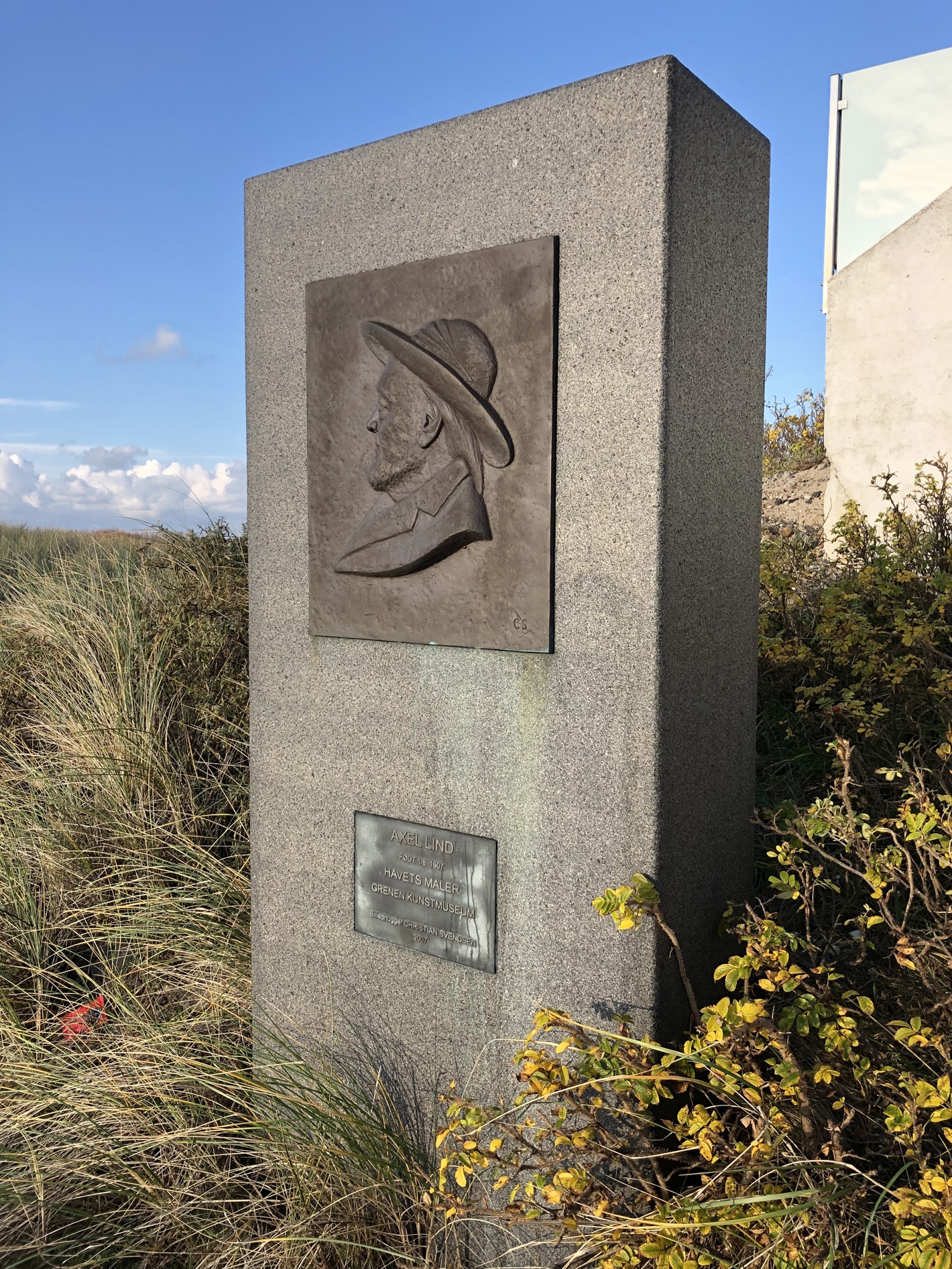 Firkantet granitsten med billede af mand med hat