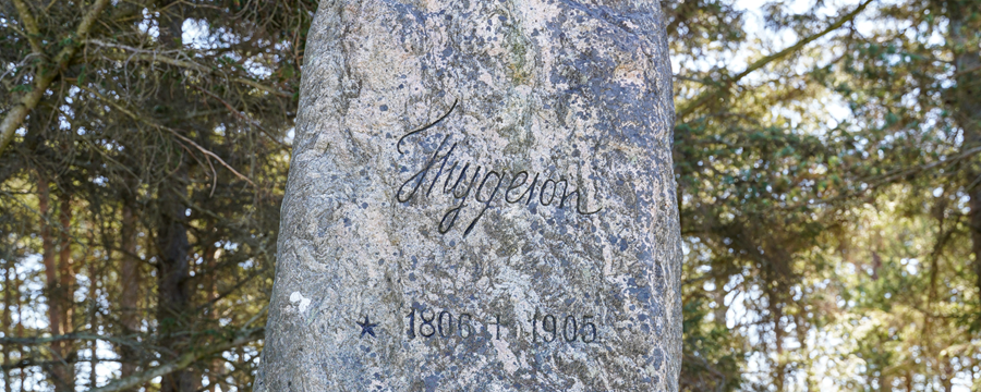 Stor sten med sort skrift