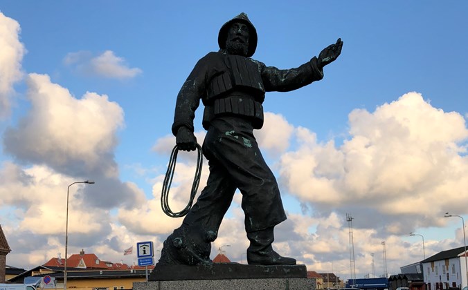 Statue af en redningsmand med reb i hånden