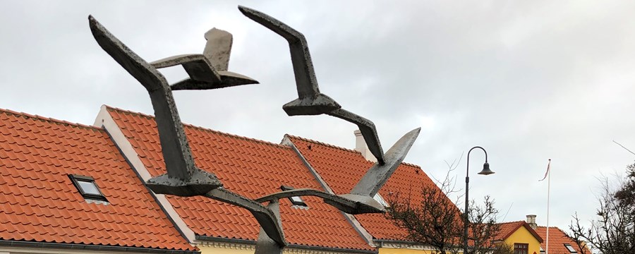 Skulptur af seks flyvende måger af metal