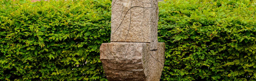 Høj granitsøjle med jernring på midten