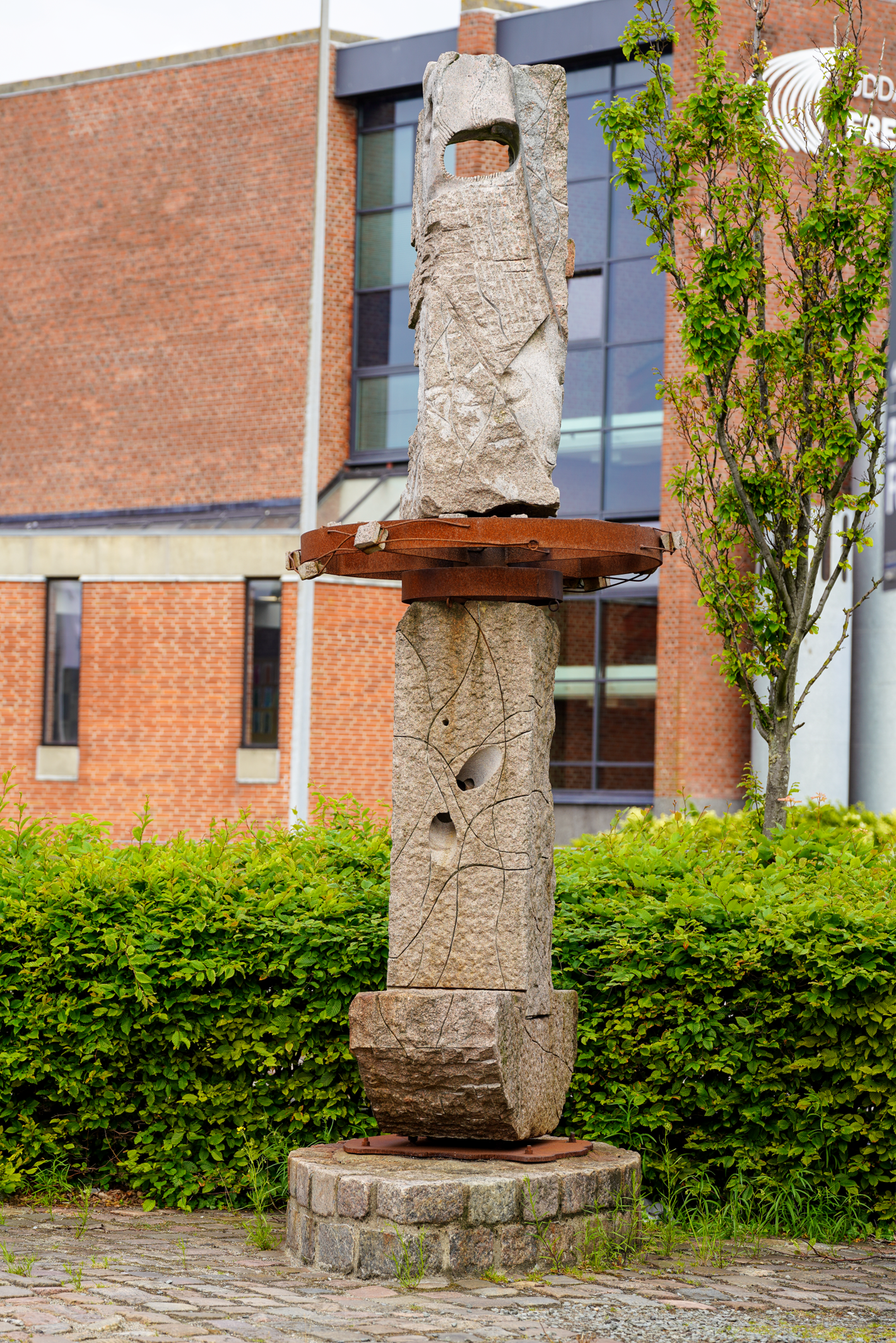 Høj granitsøjle med jernring på midten