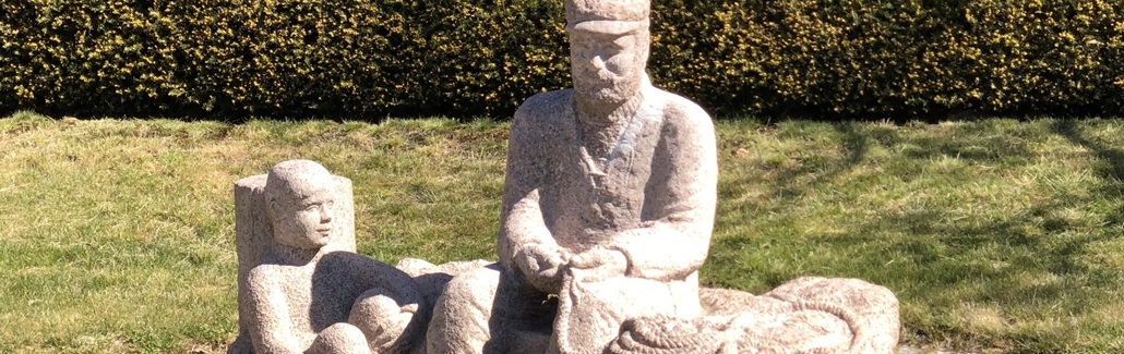 Granitskulptur af en fisker og en dreng