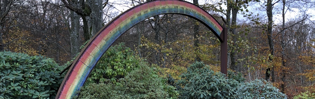 Stålregnbue over buske