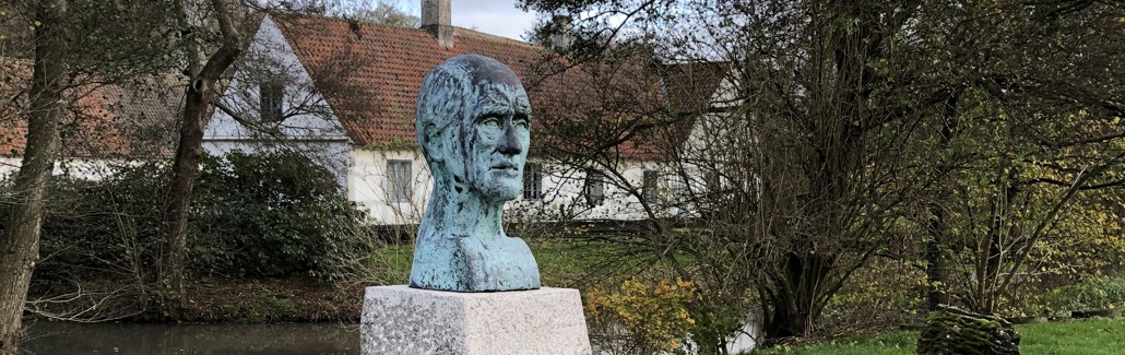 Bronzebuste på høj granitsokkel