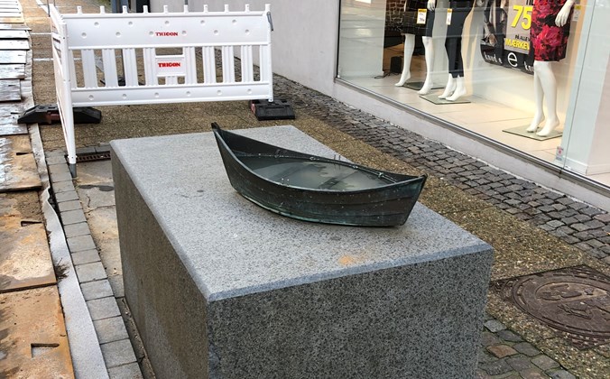 Båd i bronze på firkantet granitsokkel