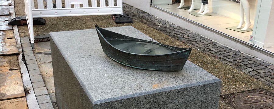 Båd i bronze på firkantet granitsokkel