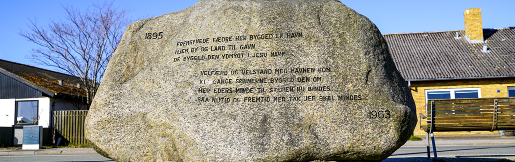 Stor mindesten med sort skrift