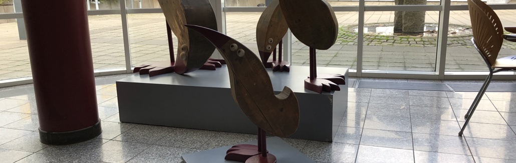 Hønemor med tre kyllinger i metal